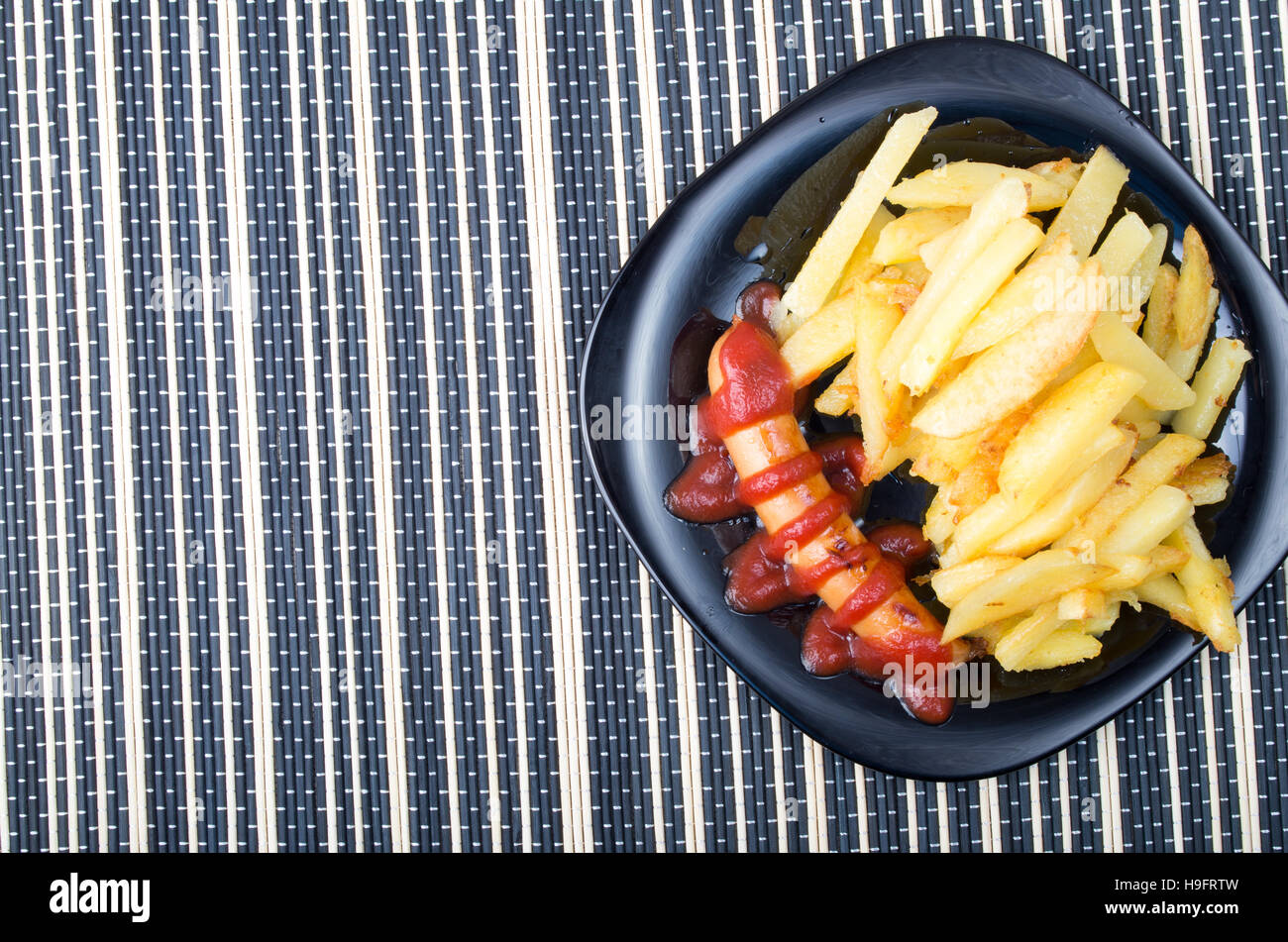 Vista superiore del russo piatto nazionale - salsicce fritte con ketchup e un contorno di patate fritte Foto Stock