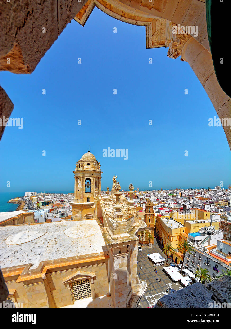 Cadice rosse e bianche case sul tetto e la piazza principale Plaza Foto Stock