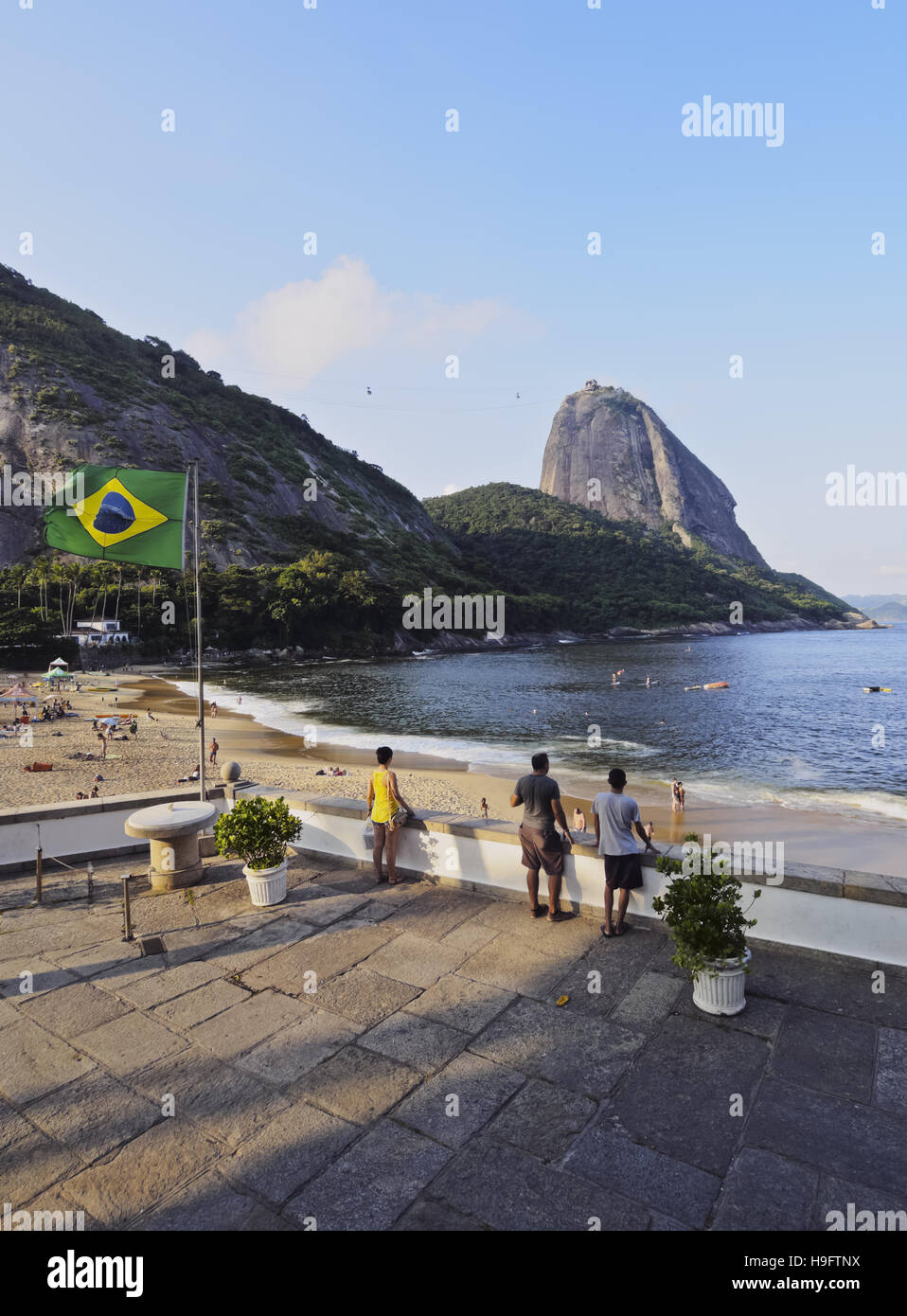 Il Brasile, la città di Rio de Janeiro, Urca, vista di Fort sulla Praia Vermelha e Sugarloaf Mountain. Foto Stock