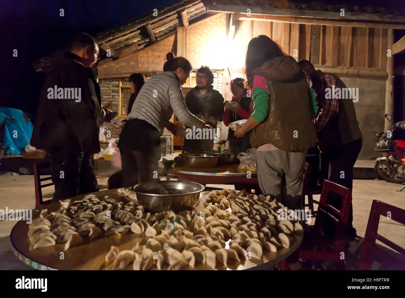 Appena fatta la gnocchi e altri piatti cucinati da un gruppo di turisti alloggio in agriturismo durante il loro viaggio di fine settimana per le montagne di West Foto Stock