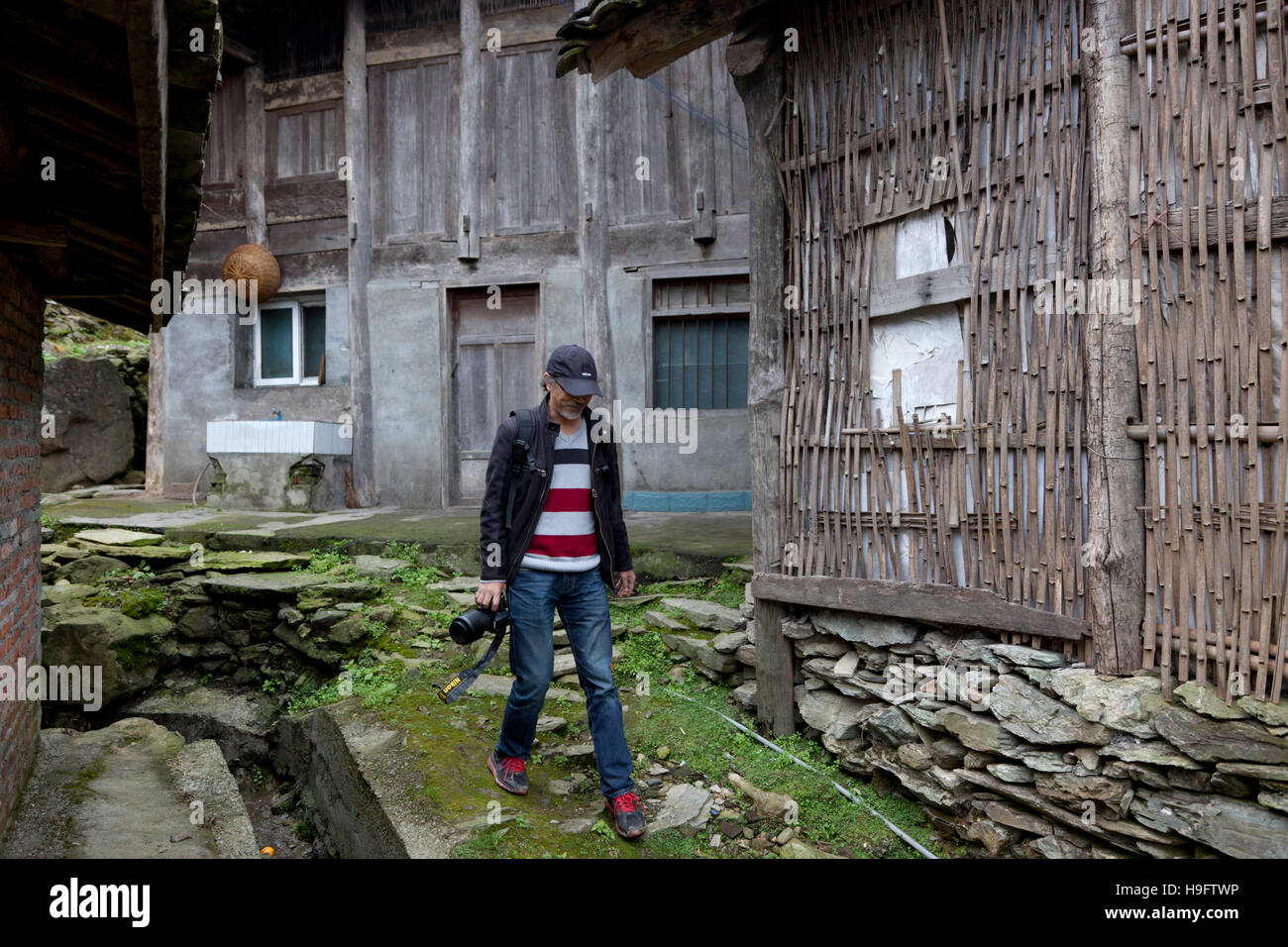 Agriturismi un remoto villaggio di montagna nelle montagne della Cina occidentale sono variamente costruito con pietre di macerie, legno, bambù e mattoni, e impostare tra Foto Stock