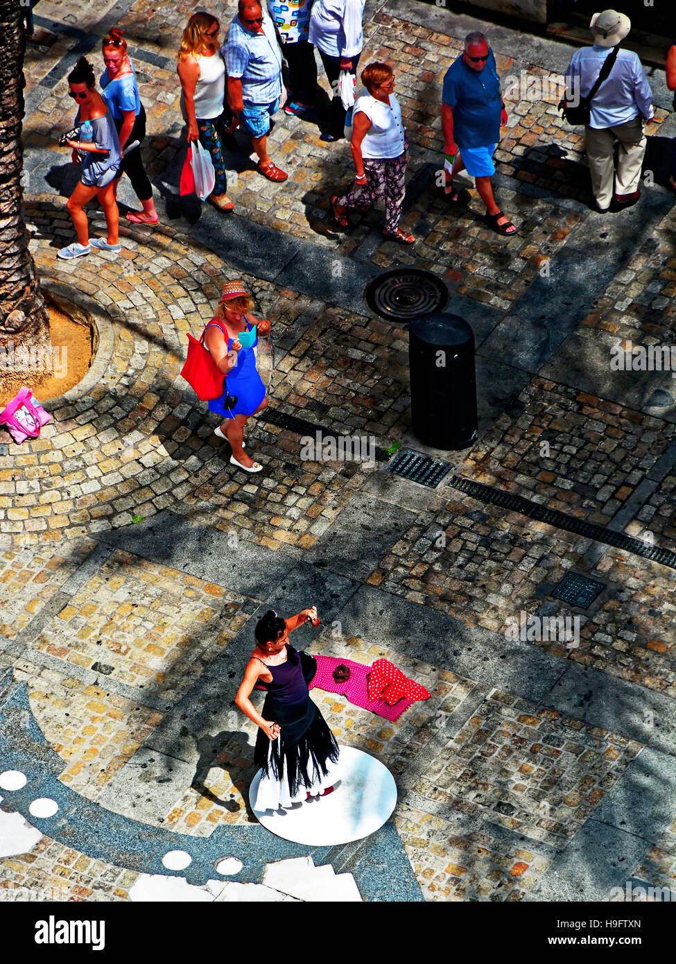 Cadice femmina ballerina di flamenco al di fuori Piazza Duomo Foto Stock