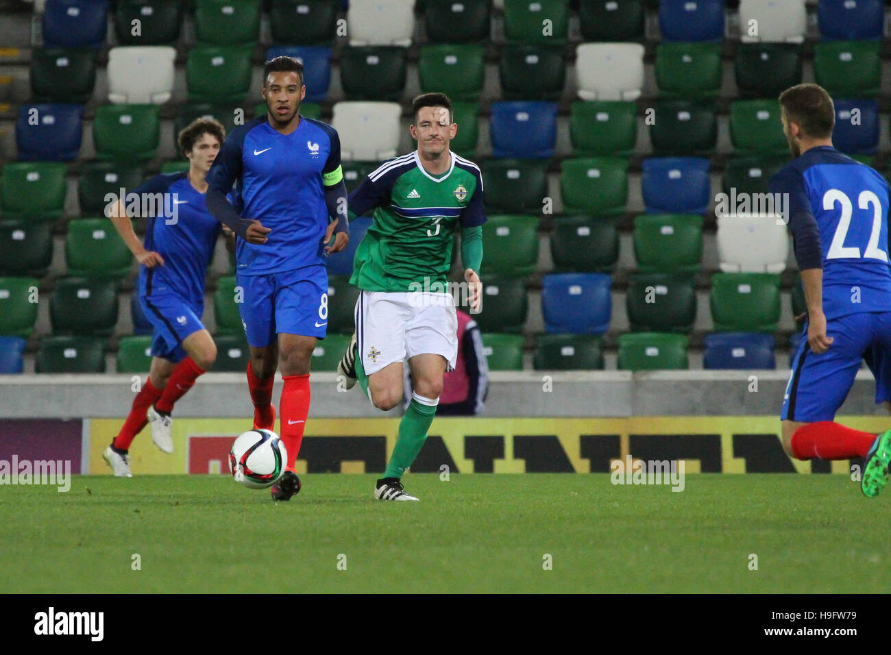 Stadio Nazionale al Windsor Park di Belfast. 11 ottobre 2016. Irlanda del Nord 0 Francia 3 (UEFA europeo U21 campionato - Gioco di Qualifica Gruppo C). Corentin Tolisso (8-blu) in azione per la Francia. Foto Stock