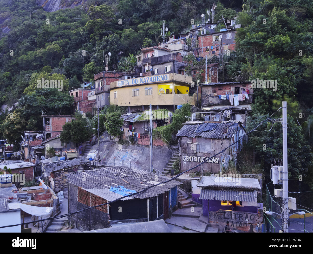 Il Brasile, la città di Rio de Janeiro, crepuscolo vista della Favela di Santa Marta. Foto Stock