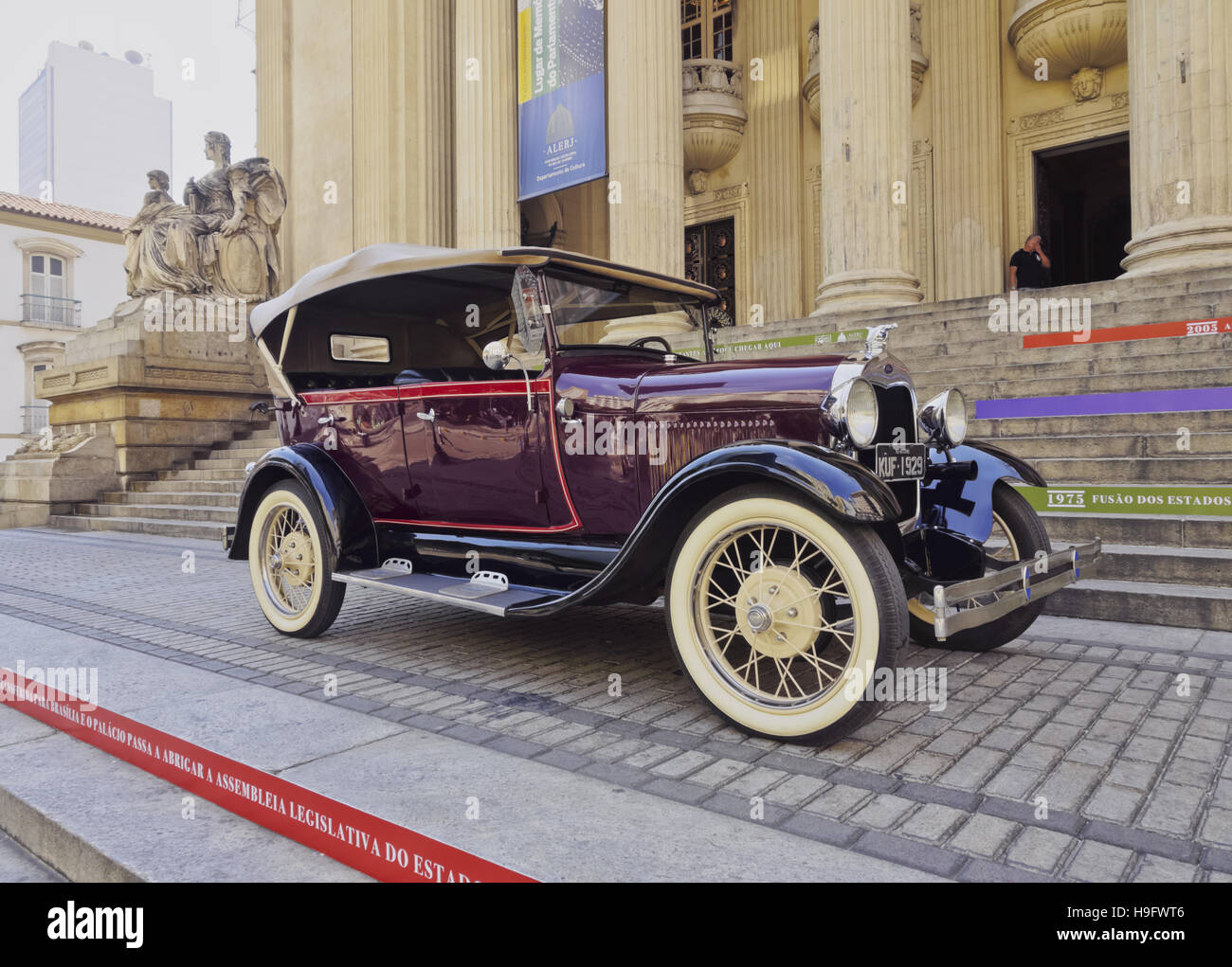 Il Brasile, la città di Rio de Janeiro, centro, Vintage Ford Auto su per le scale di Tiradentes Palace. Foto Stock