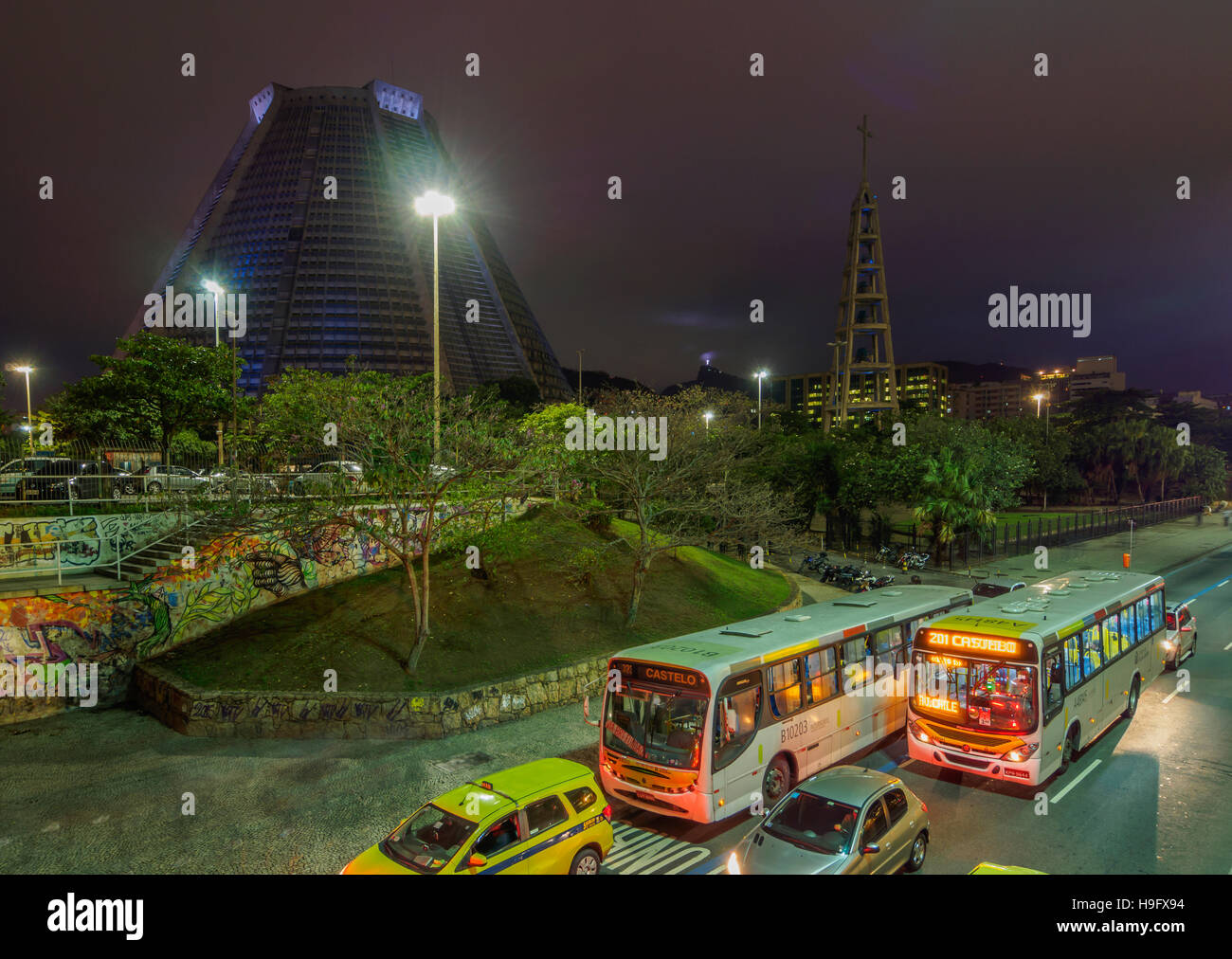 Il Brasile, la città di Rio de Janeiro, Centro citta', vista notturna della Avenida Republica do Chile e la Cattedrale Metropolitana. Foto Stock