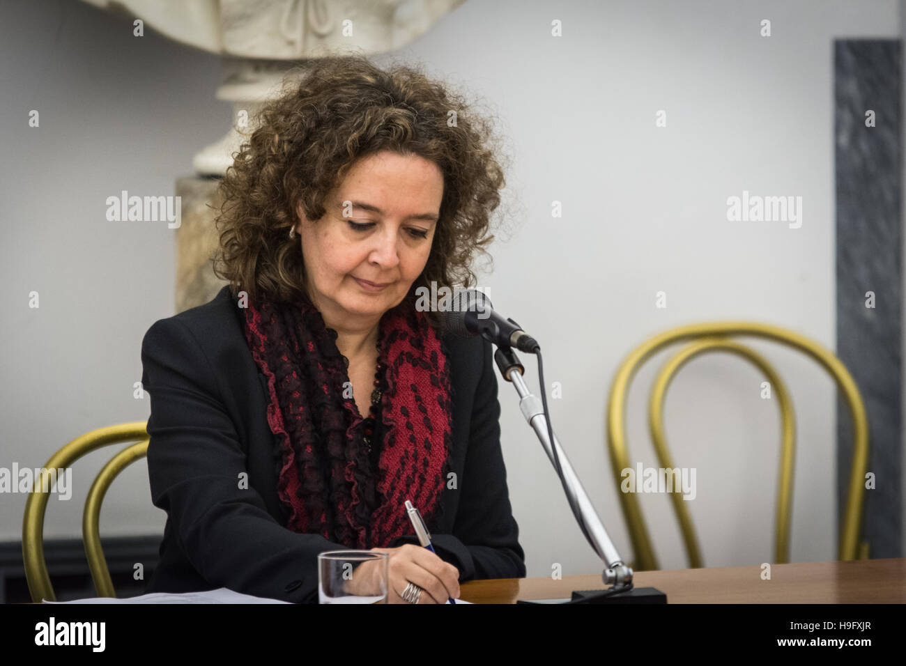 Roma, Italia. 22 Novembre, 2016. L'assessore della solidarietà comunitaria, Laura Baldassarre durante la stampa il lancio del progetto di solidarietà in mensa per raccogliere fondi per la scuola di pasto di Amatrice devastato dal terremoto dello scorso agosto. © Andrea Ronchini/Pacific Press/Alamy Live News Foto Stock