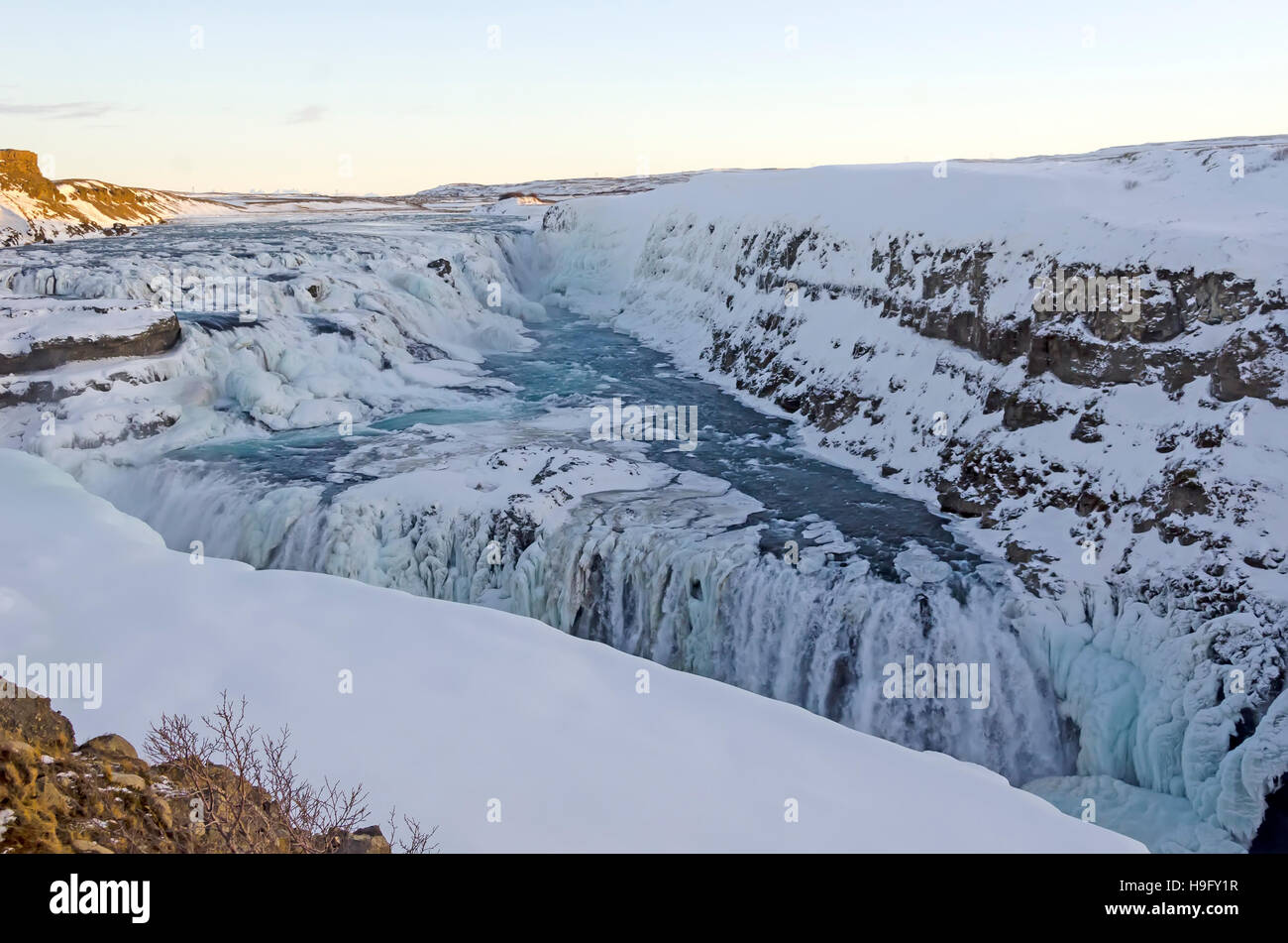 A parzializzazione di ghiaccio di Gullfoss o cascata dorata in inverno gennaio. Foto Stock