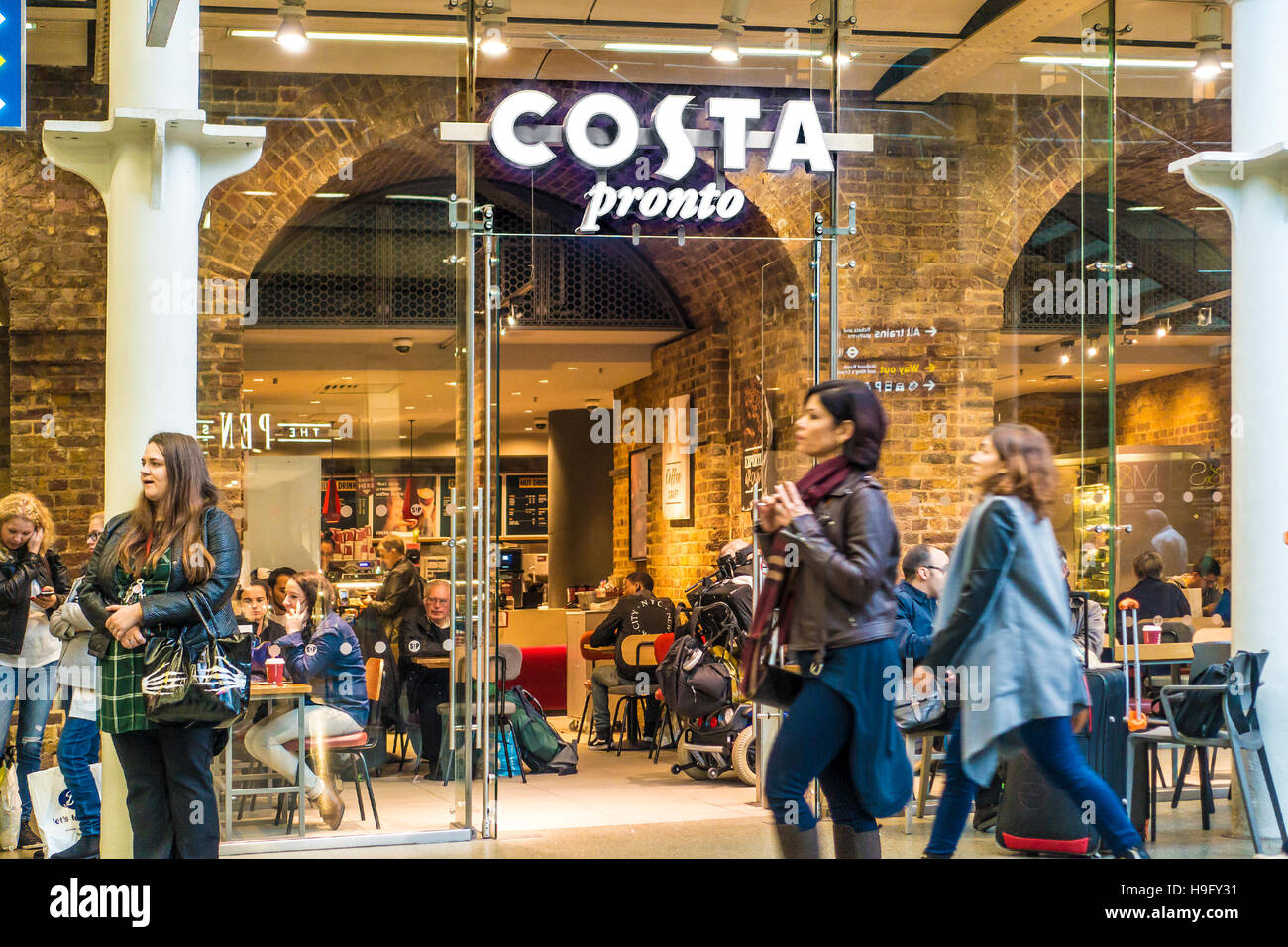 Costa Pronto Coffee Bar alla Stazione di St Pancras Londra Inghilterra REGNO UNITO Foto Stock