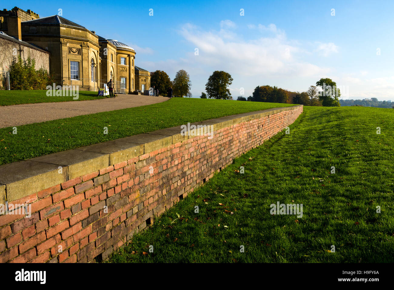 L'ha-ha, o parete rientrante, a Heaton Hall, Heaton Park, Manchester, Inghilterra, Regno Unito. Sede storica del Egerton famiglia. Foto Stock