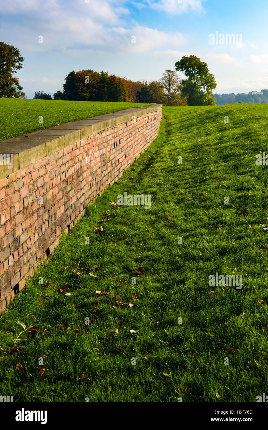L'ha-ha, o parete rientrante, Heaton Park, Manchester, Inghilterra, Regno Unito. Sede storica del Egerton famiglia. Foto Stock