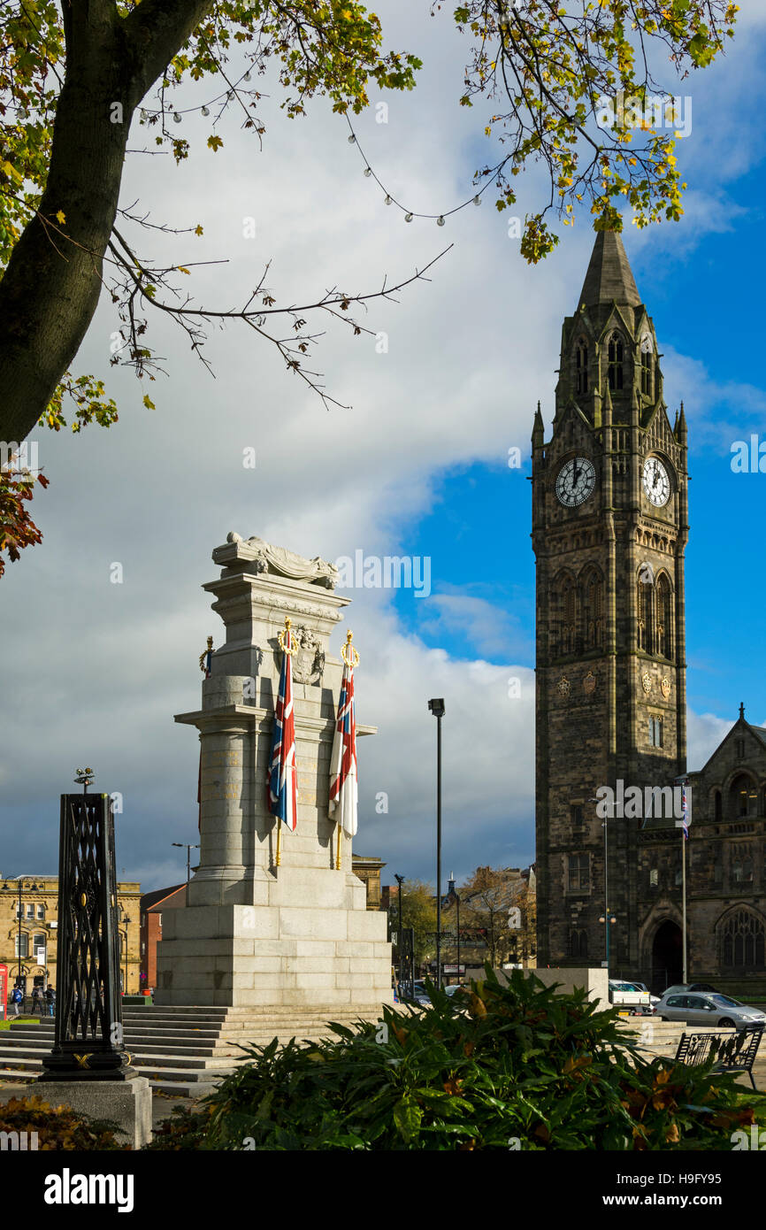 Il Memoriale di guerra, da Sir Edwin Lutyens 1922, e il Municipio. Rochdale, Greater Manchester, Inghilterra, Regno Unito Foto Stock