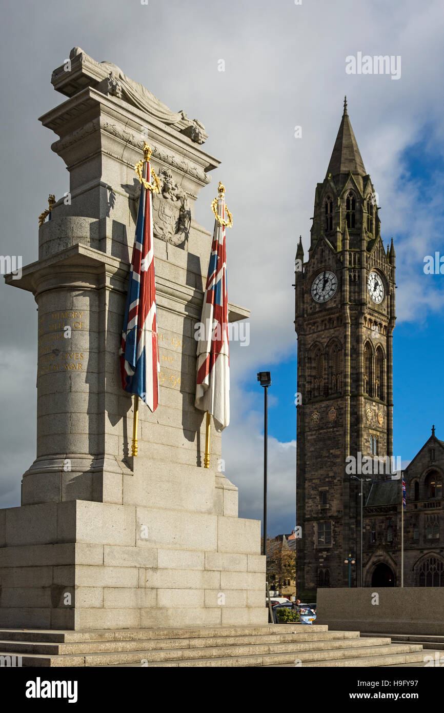 Il Memoriale di guerra, da Sir Edwin Lutyens 1922, e il Municipio. Rochdale, Greater Manchester, Inghilterra, Regno Unito Foto Stock
