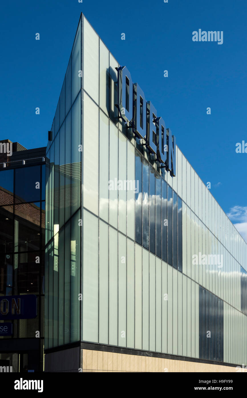 L'estensione in vetro per il Vecchio Municipio, una riqualificazione come un cinema e un complesso di ristorante, Oldham, Greater Manchester, Regno Unito Foto Stock