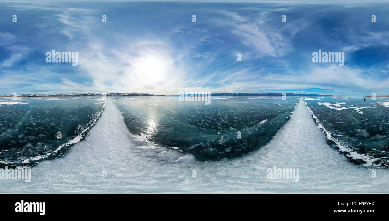 Panorama sferica 360 x 180 un grande bianco crepe sul ghiaccio del Lago Baikal Foto Stock