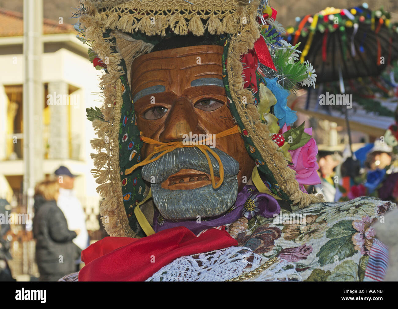 Maschera di legno a Schignano carnevale, provincia di Como, Lombardia,  Italia Foto stock - Alamy