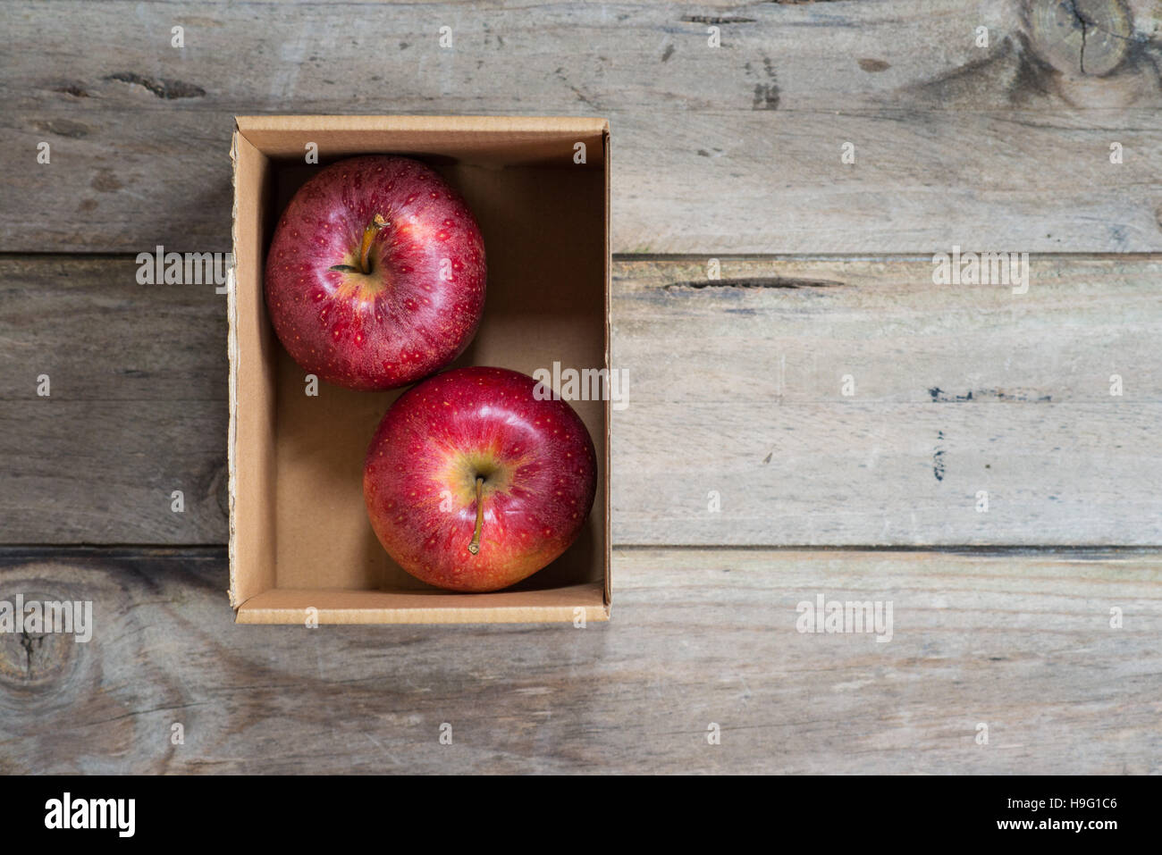 Un rosso apple su legno rustico. Spazio di copia Foto Stock