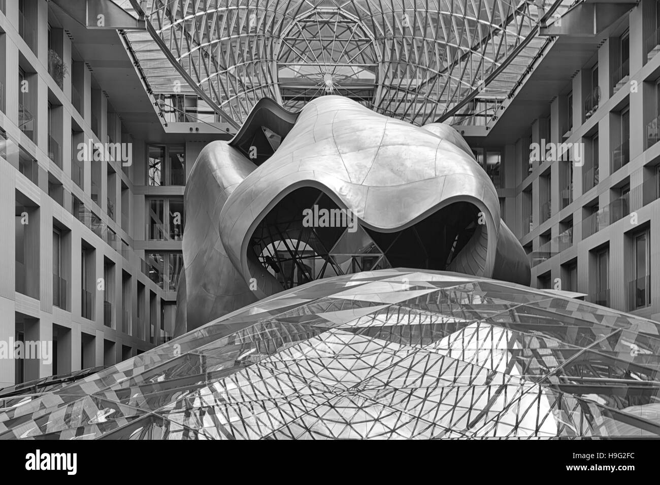 Berlino, Germania - Luglio 2015: atrio della DZ Bank Building di Berlino. Pariser Platz 3, Mitte, il centro di Berlino. Si tratta di un ufficio, conferenza e risiedono Foto Stock