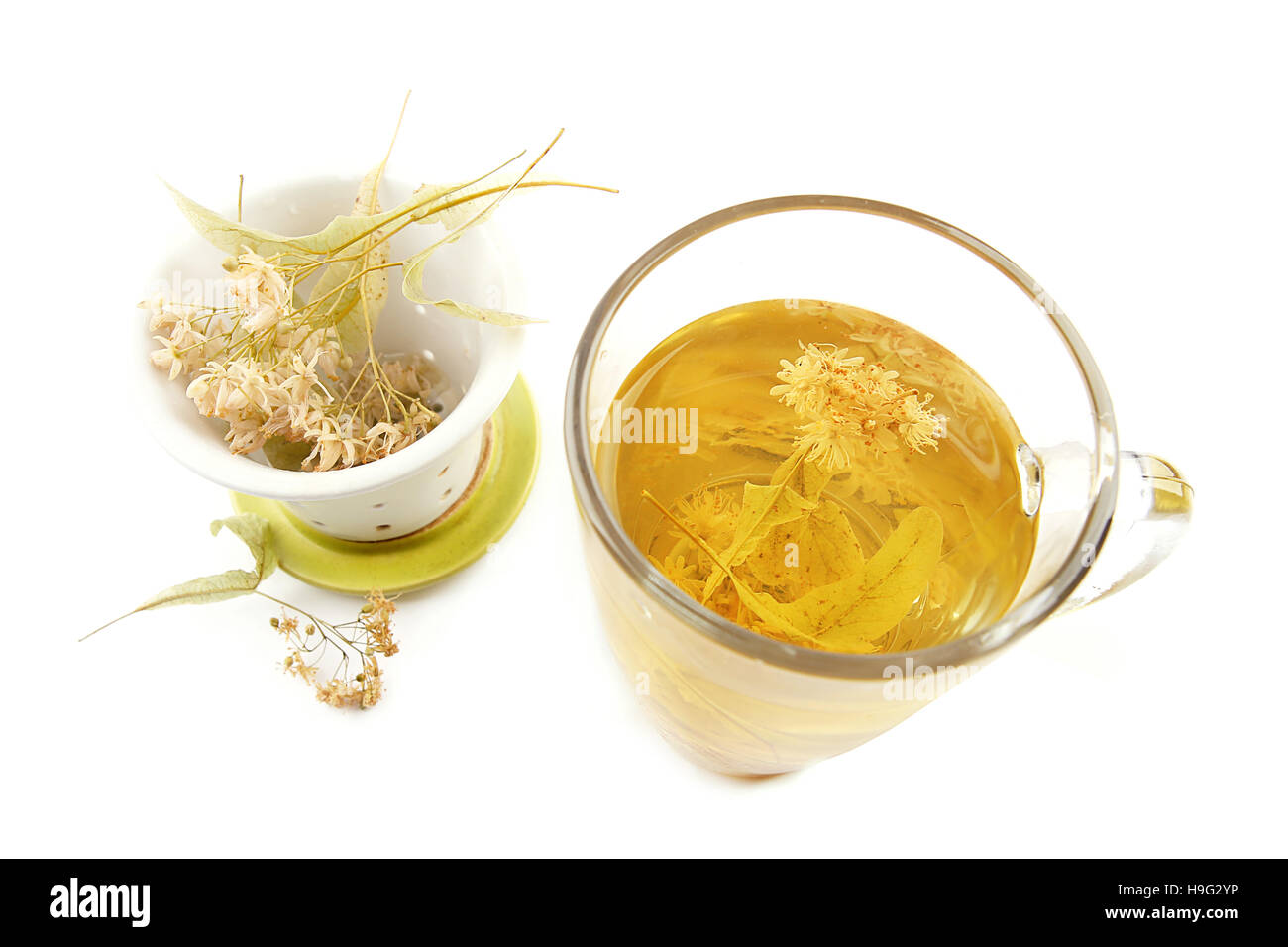Lime tazza da tè con secchi blossom. Bicchiere di vetro di tè alle erbe linden isolato su bianco Foto Stock