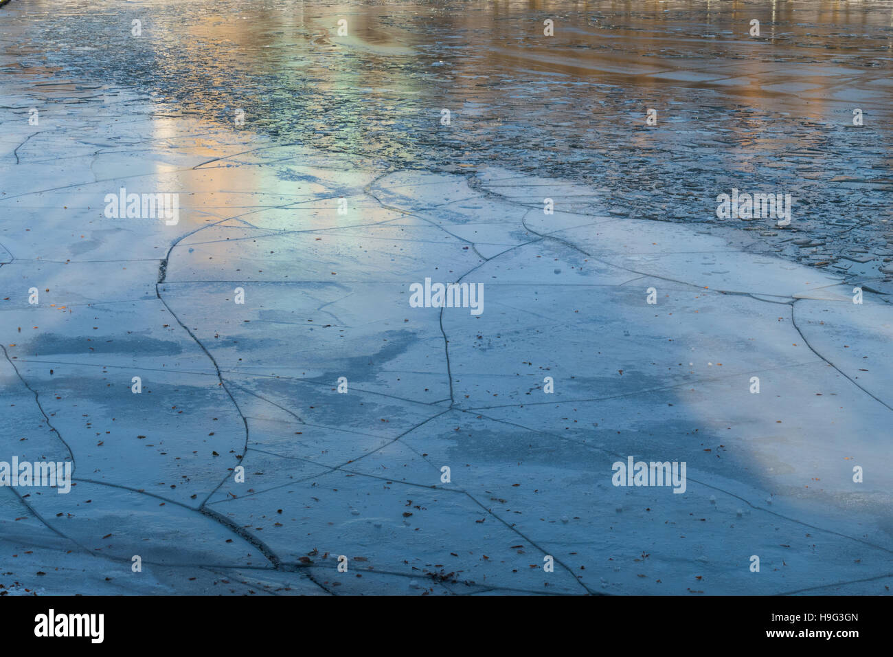 Rotto il ghiaccio pericoloso sullo stagno in novembre Foto Stock