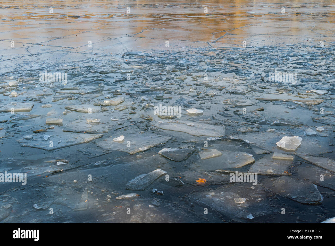 Rotto il ghiaccio pericoloso sullo stagno in novembre Foto Stock