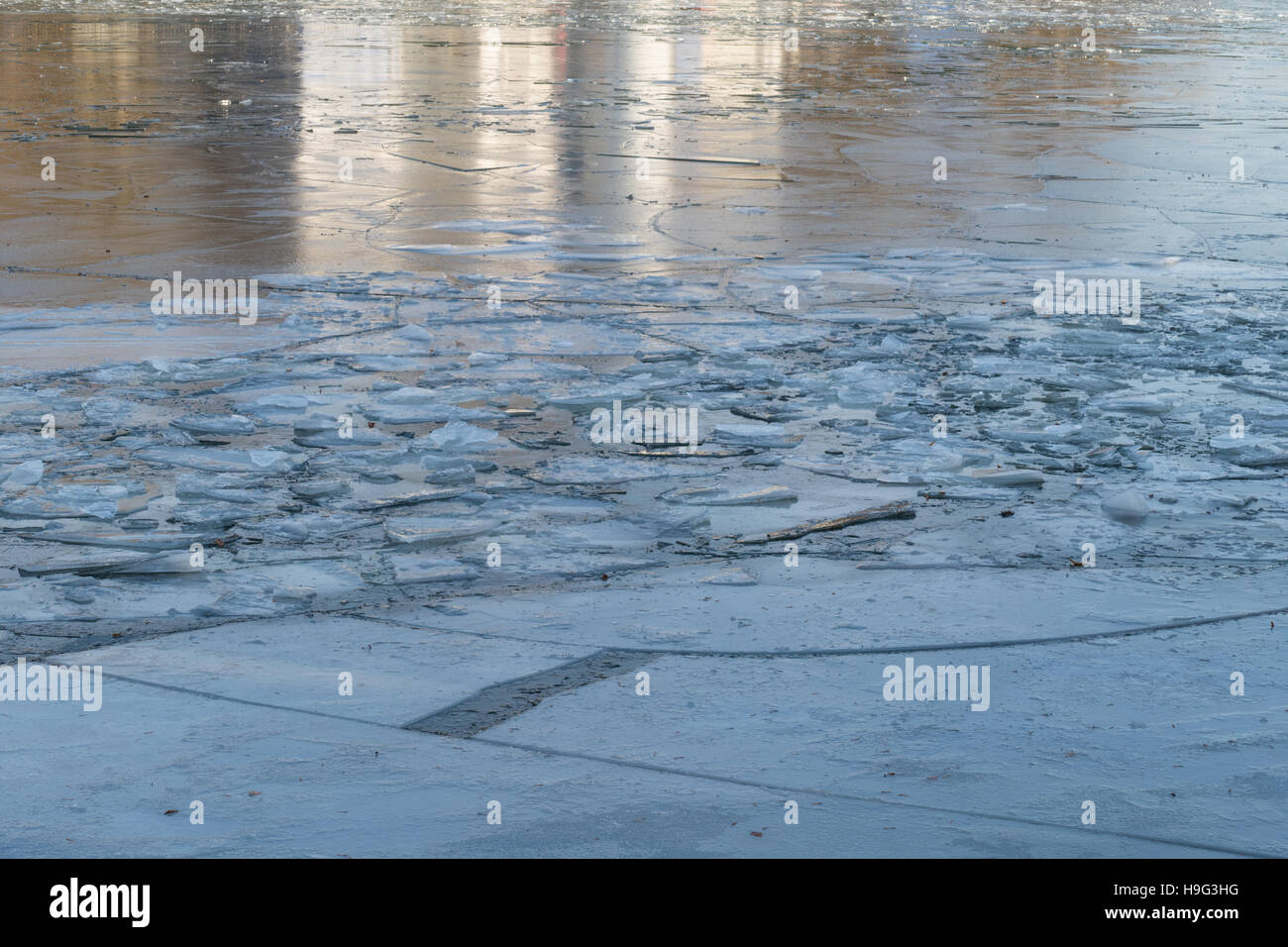 Rotto il ghiaccio pericoloso sullo stagno in novembre Foto Stock