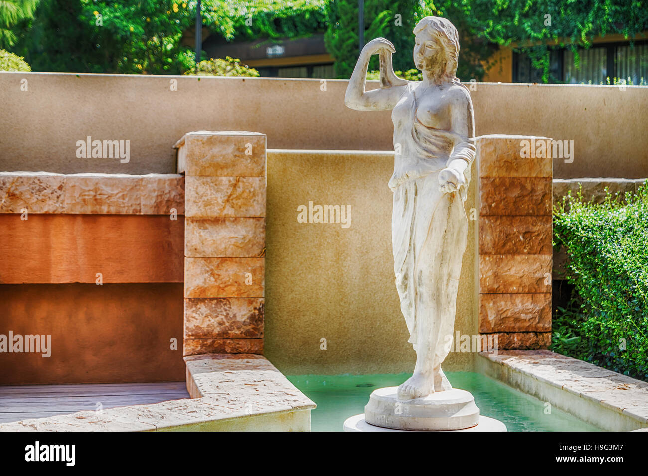 Statua femminile in marmo. Giardini ornamentali Foto Stock