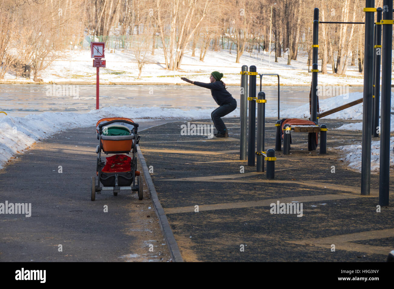 Mattina Mom caricato con bambino trasporto nel parco Foto Stock
