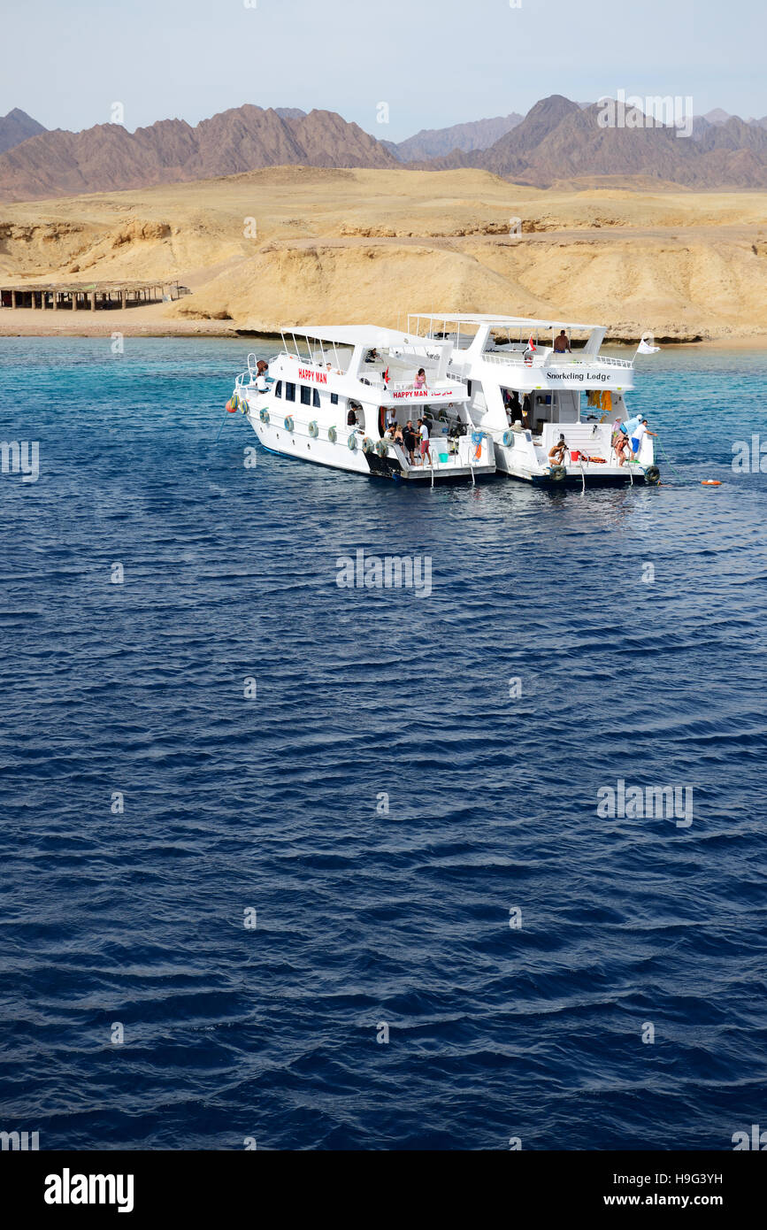 Snorkeling turisti e barche a motore sul Mar Rosso in Ras Mohammed Parco Nazionale, Sharm el Sheikh, Egitto Foto Stock