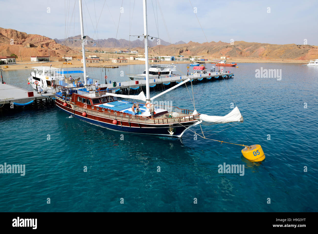 La vela yacht con i turisti è vicino al molo nel porto di Sharm el Sheikh, Egitto Foto Stock
