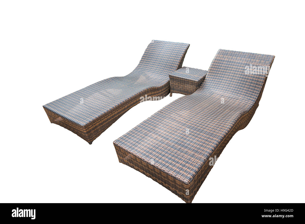 Il rattan chaise lounge isolato su sfondo bianco con percorso di clipping. Foto Stock