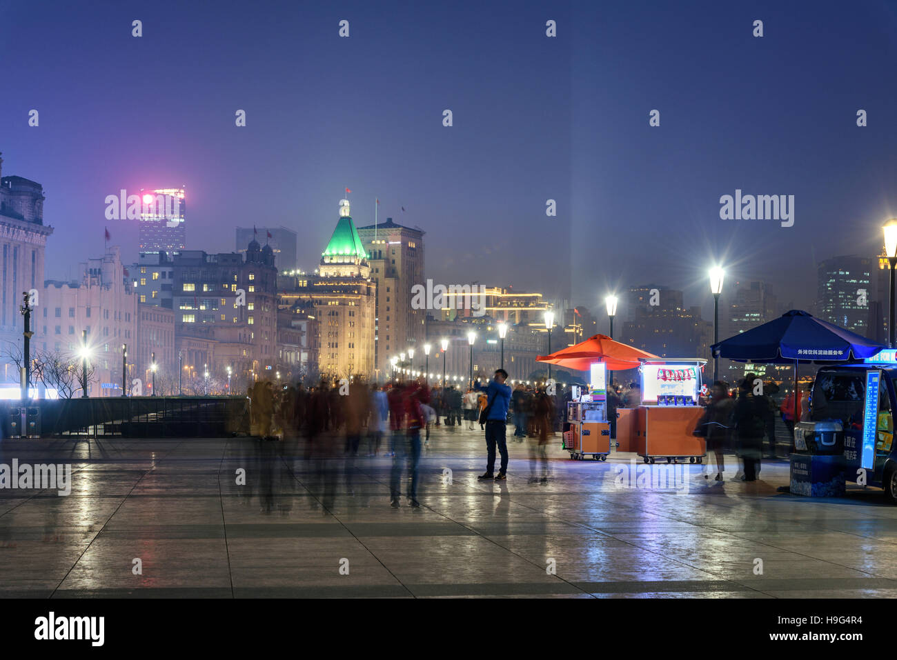 La gente che camminava sulla promenade Bund nella zona di Shanghai, Cina. Foto Stock