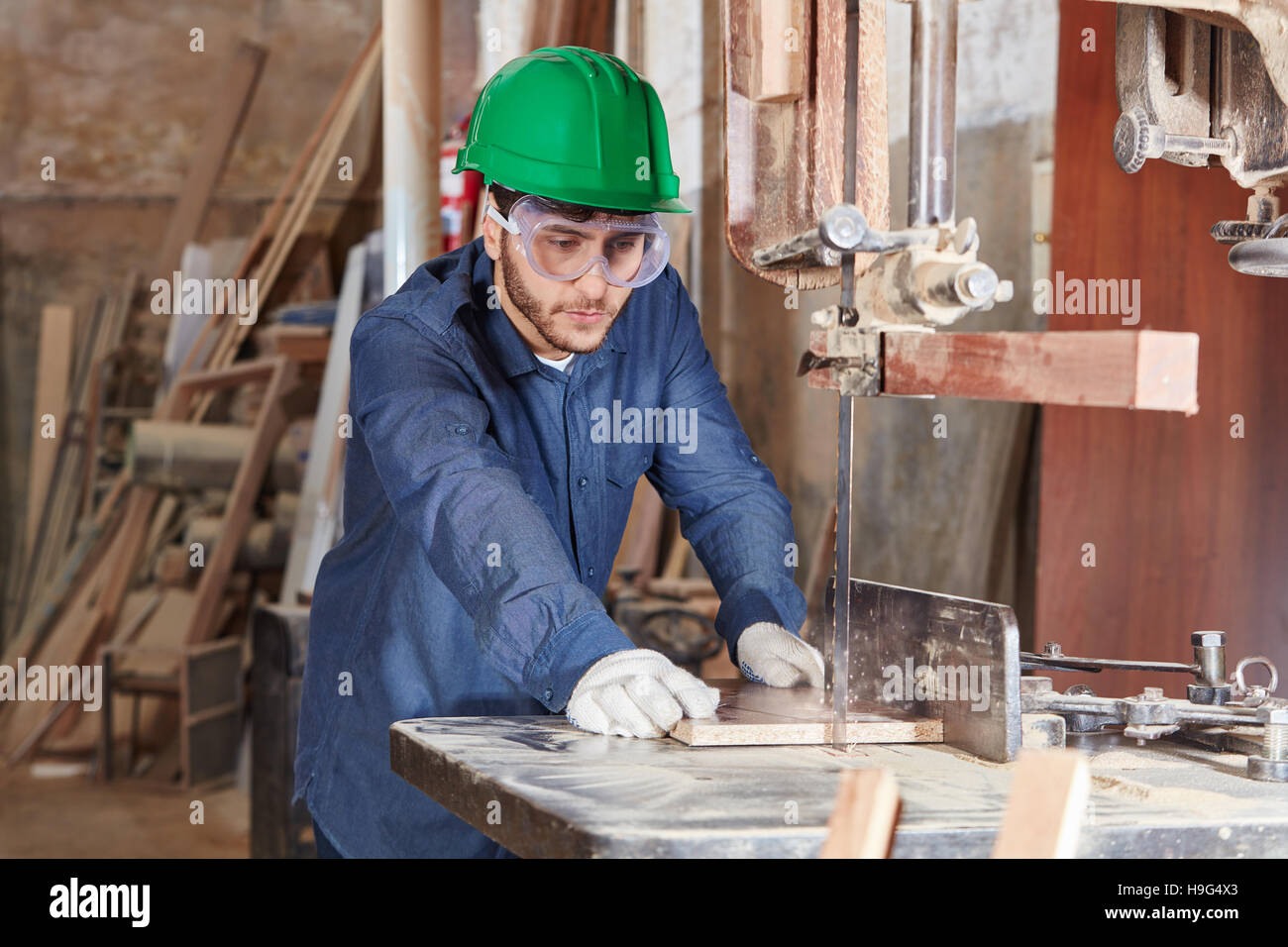 Artigiano lavora con una sega a nastro con precisione Foto Stock