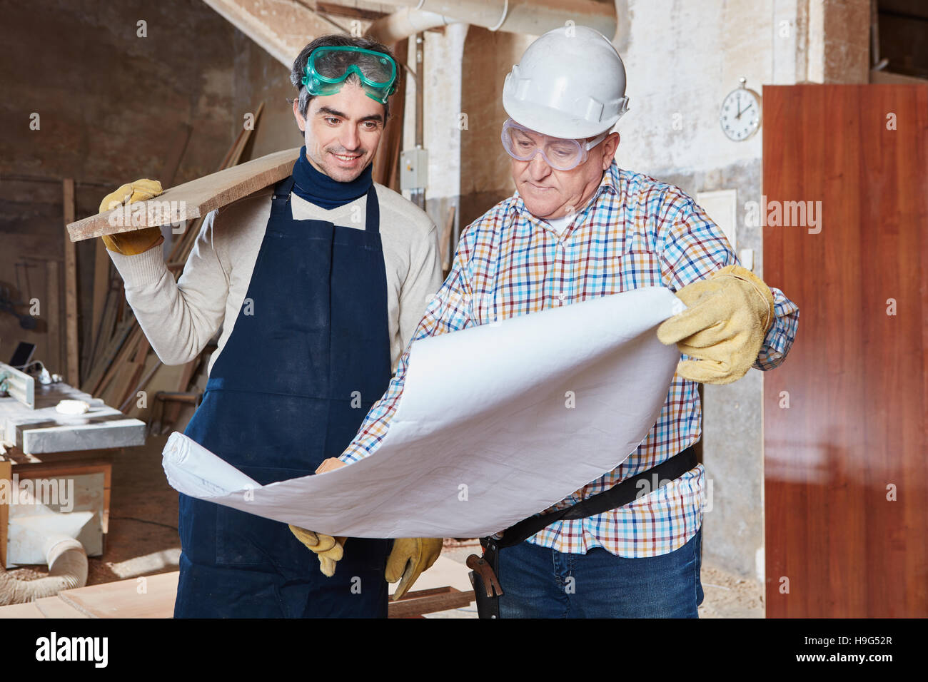 I falegnami di team di pianificazione e di lavorare insieme Foto Stock