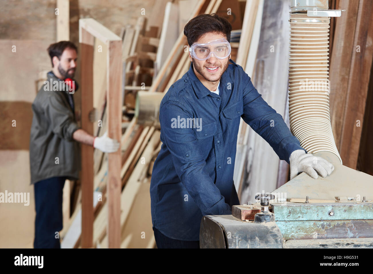 L'uomo come falegname con piano di presa durante il laboratorio di falegnameria Foto Stock