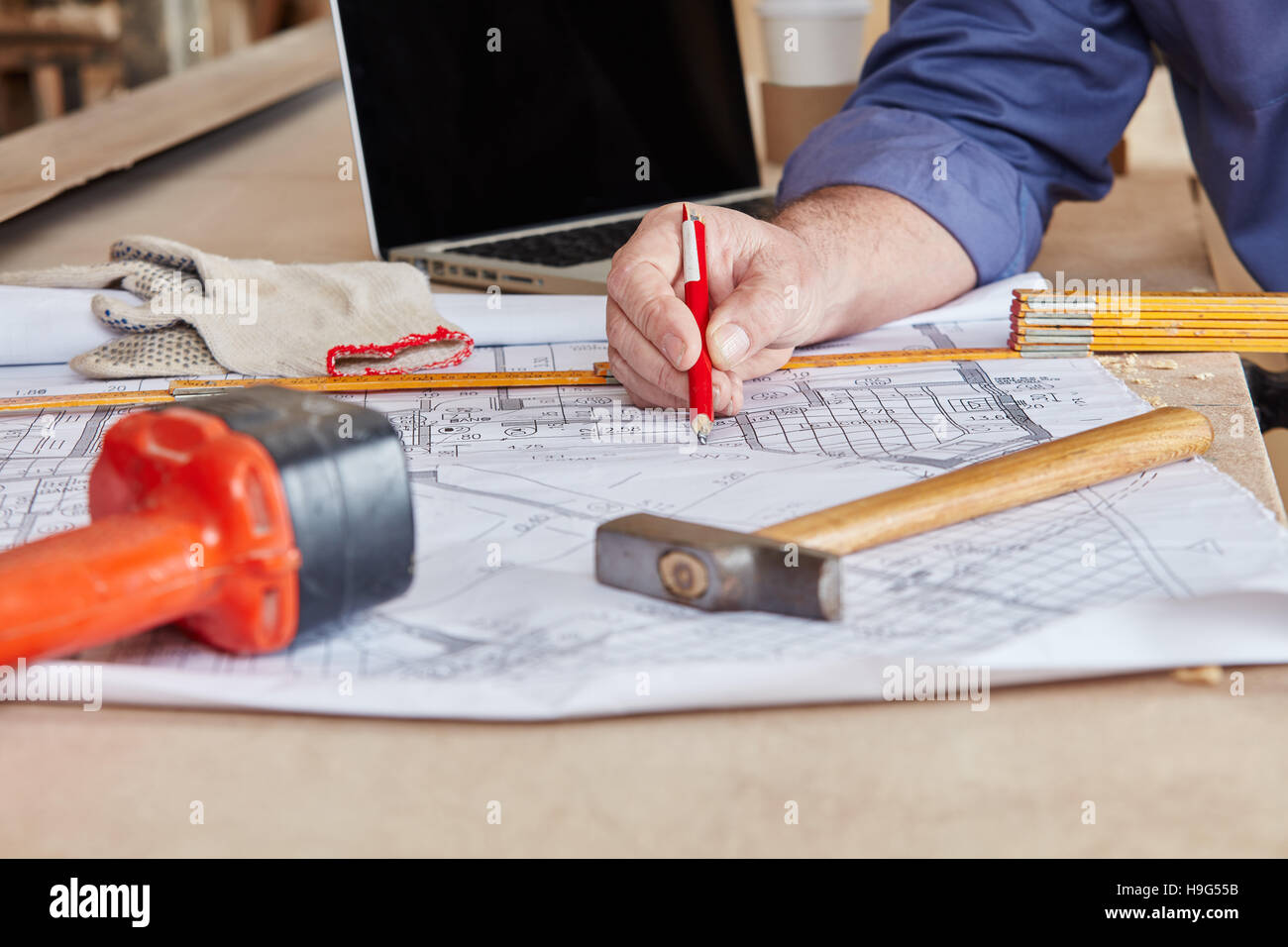 Piano di costruzione e gli strumenti su un banco di lavoro al negozio di falegnameria Foto Stock