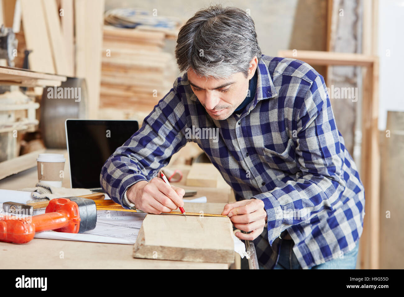 Falegname legno di misura con precisione al suo negozio Foto Stock