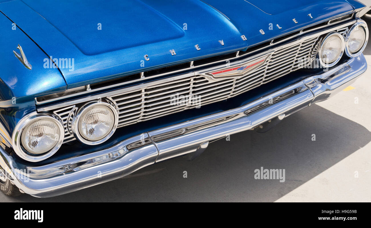 Dettaglio della griglia anteriore di un 1961 Chevy Bel Air vettura che mostra la Chevrolet badge e i fari anteriori, a Brisbane, Australia Foto Stock
