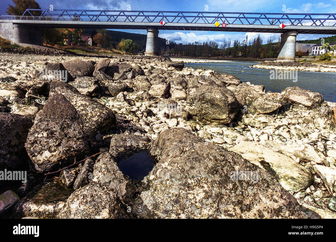 Letto del fiume Moldau (Moldau) sotto un ponte a Kamyk nad Vltavou, Repubblica Ceca mancanza di siccità idrica Europa impatto sui cambiamenti climatici Foto Stock