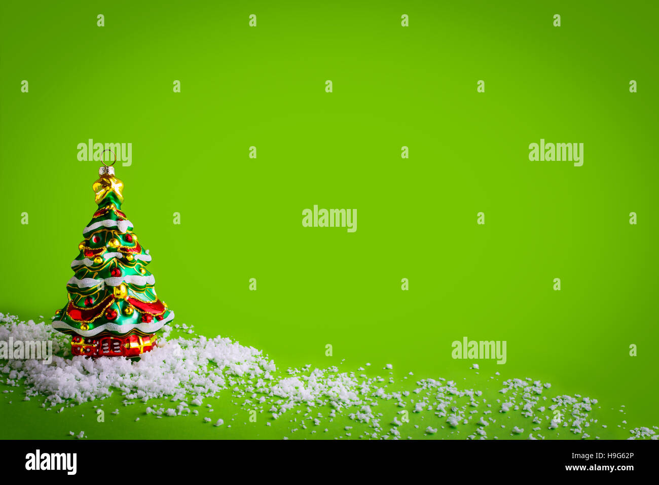 Sfondo di natale con vetro albero di Natale ornamento. Auguri di Natale sfondo spazio copia. Foto Stock