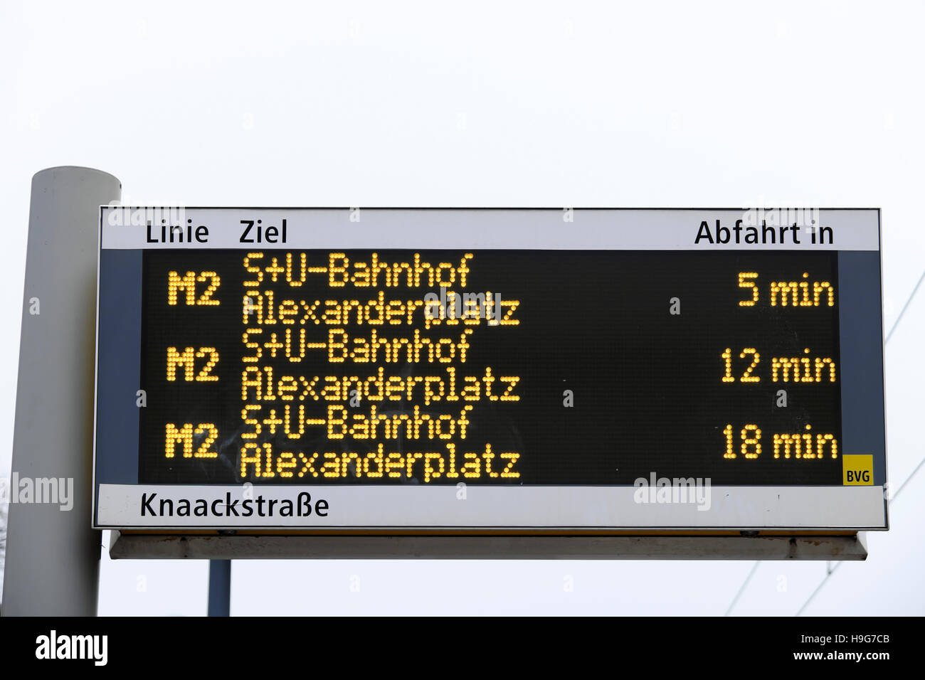 M2 destinazione tram Alexanderplatz electronic display board a Berlino Knaackstrasse Novembre 2016 Germania, Europa KATHY DEWITT Foto Stock