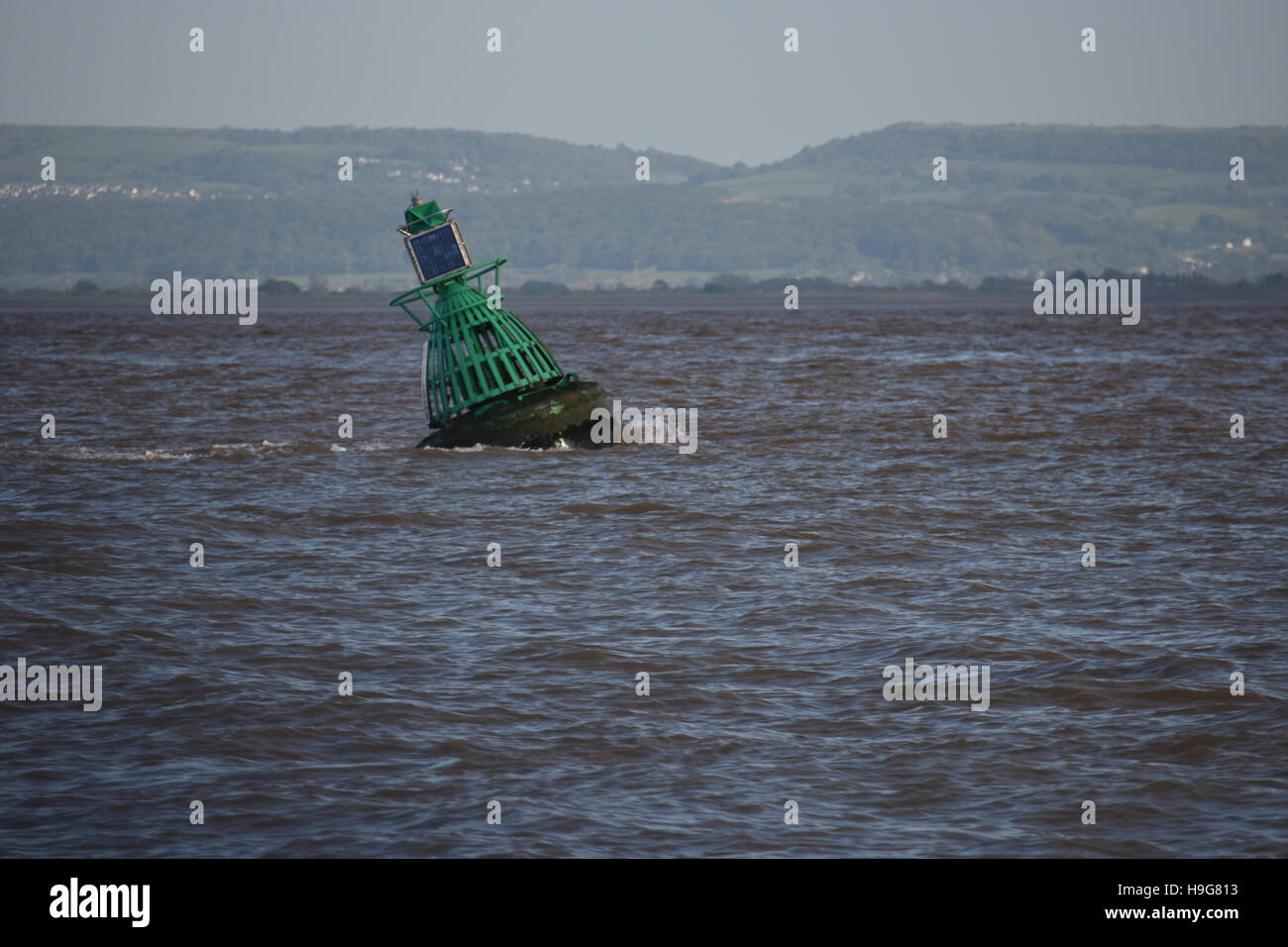 N il gomito boa off clevedon nel canale di Bristol essendo spazzato dalla marea Foto Stock