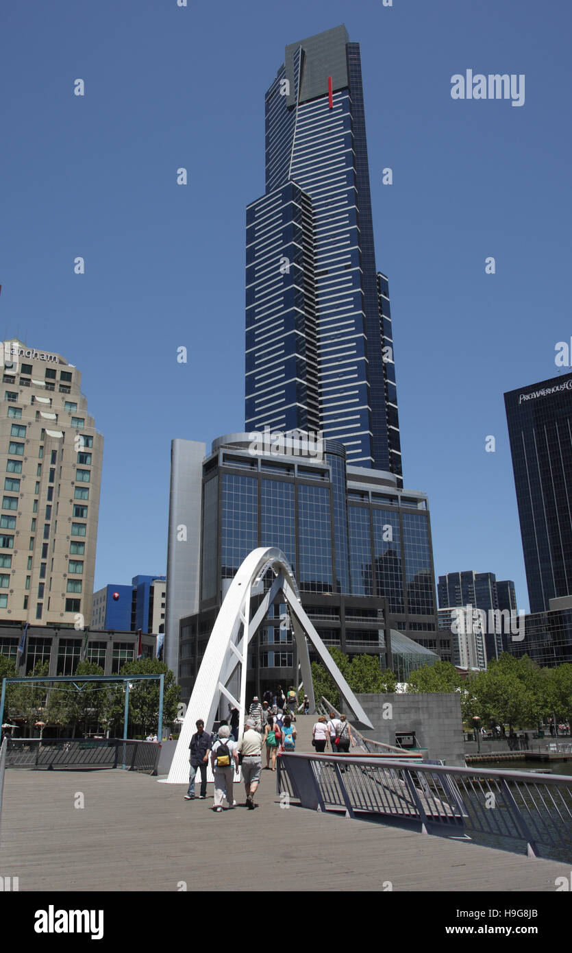 Southbank, pedonale ponte sul fiume Yarra e l'Eureka Tower, Melbourne, Victoria, Australia Foto Stock