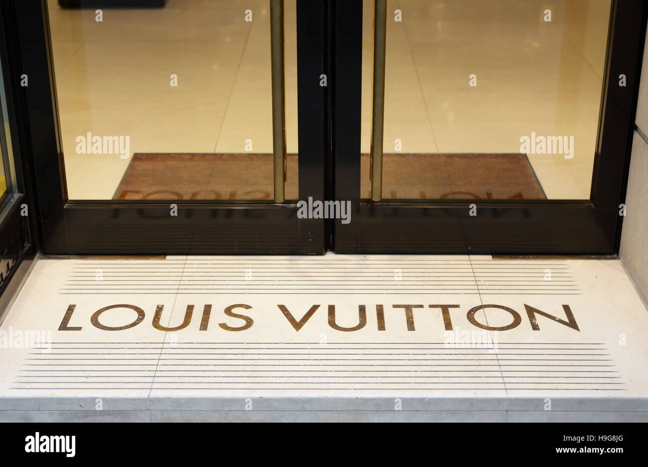 Logo e scritte di Louis Vutton, high-end boutique, Basilea, Svizzera, Europa Foto Stock