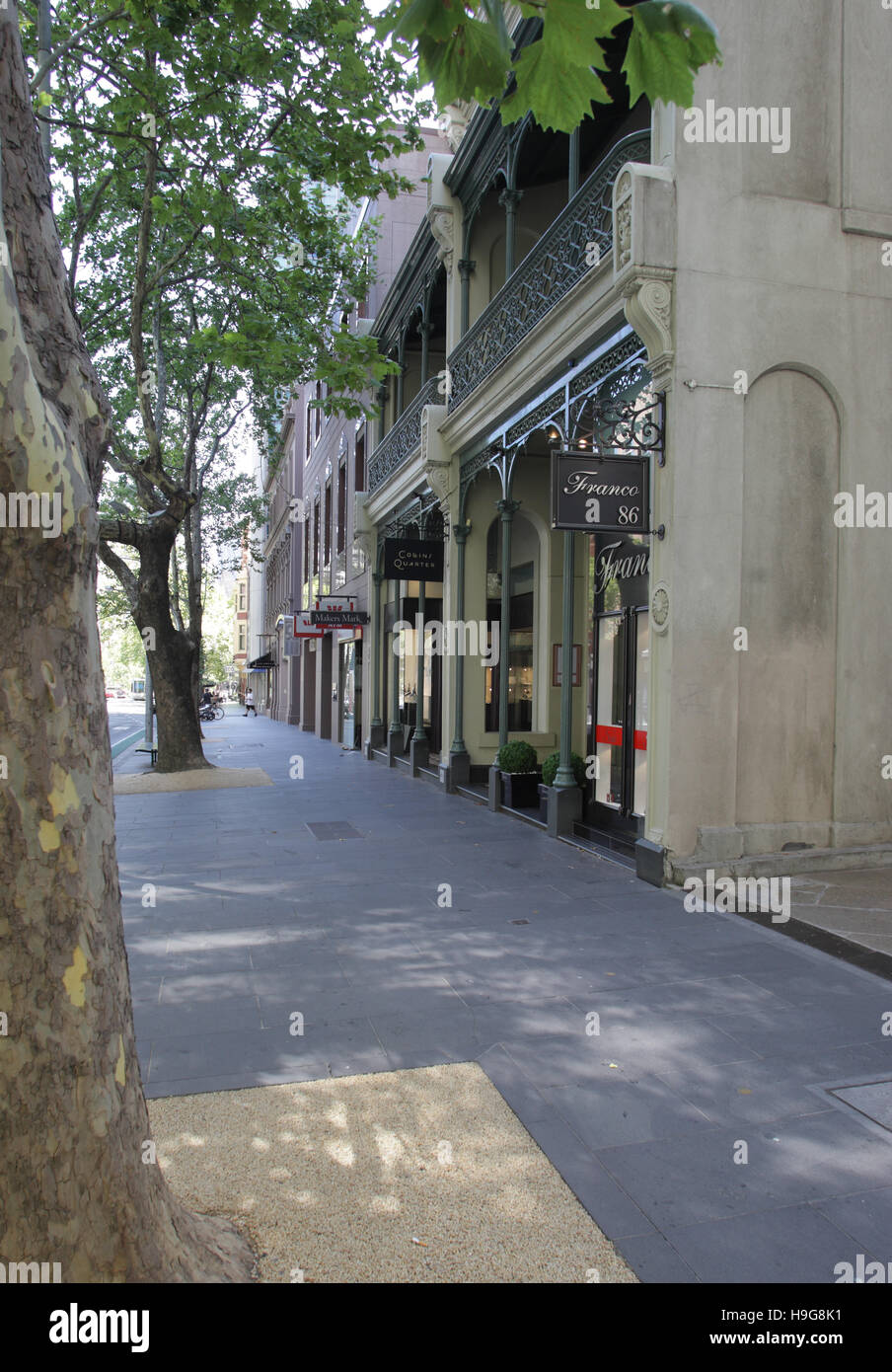 Collins Street, sistemazione di strada dello shopping con edifici in stile vittoriano, Melbourne, Victoria, Australia Foto Stock