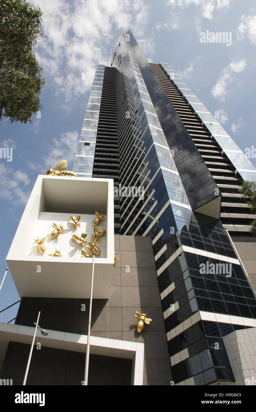 Eureka Tower e sculture di sovradimensionati vola, Melbourne, Victoria, Australia Foto Stock