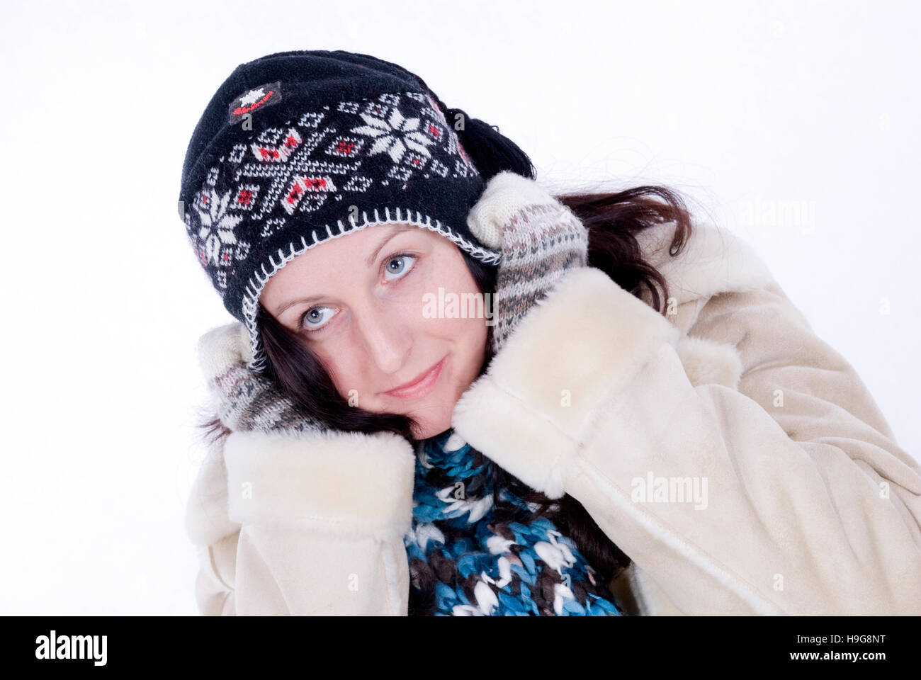 Giovane donna indossa abbigliamento invernale Foto Stock