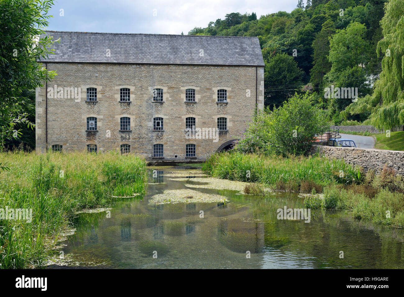 Belvedere Mill & fiume Frome Hove, Gloucestershire Foto Stock