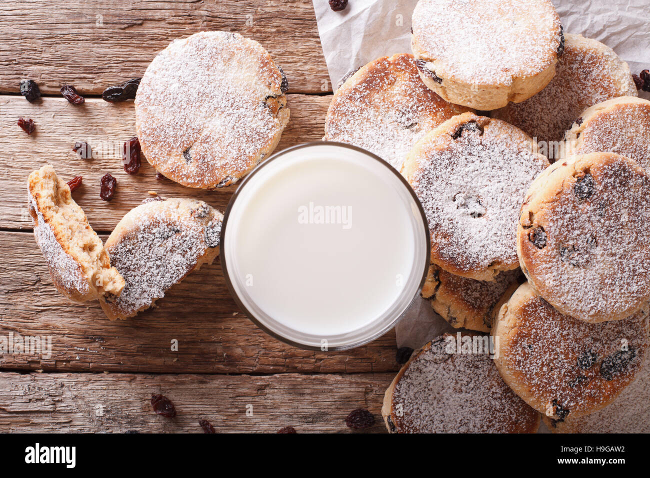 Gustose torte gallesi con uvetta e latte vicino sul tavolo. vista orizzontale dal di sopra Foto Stock