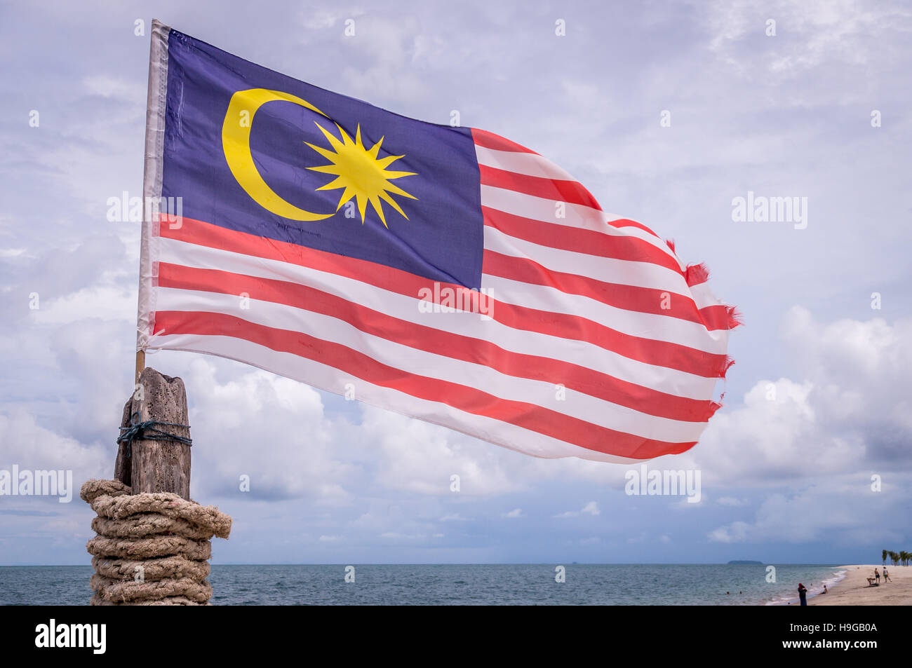 Sventola bandiera malese sulla spiaggia di Langkawi Foto Stock